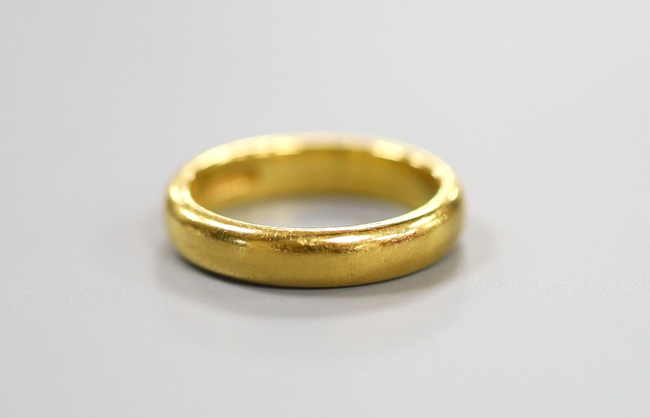 A 1930's 22ct gold wedding band, size K/L, 6.9 grams.